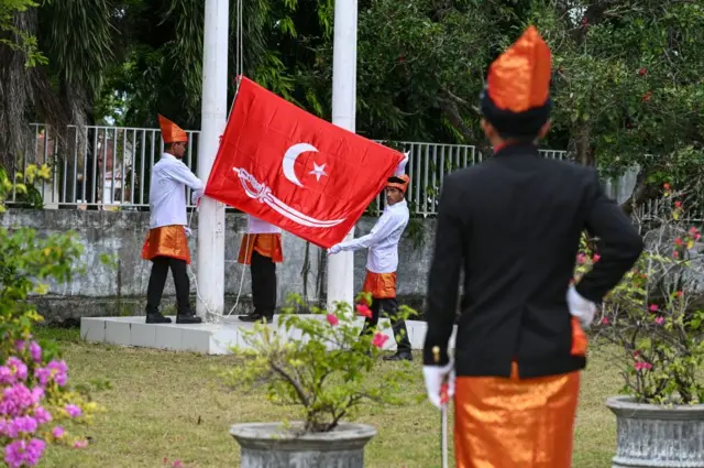 Para keturunan Kerajaan Aceh berpartisipasi dalam upacara budaya pengibaran bendera kerajaan untuk merayakan Tahun Baru Islam di Banda Aceh pada 30 Juli 2022.