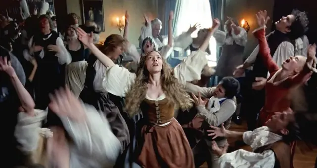 Cette image est un moment du film dramatique et musical Le Testament d'Ann Lee (2025). 