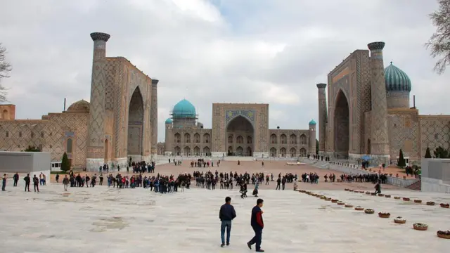 مجتمع و میدان ریگستان، مرکز تاریخی شهر سمرقند، سال‌های ۱۴۱۵-۱۶۶۰ ساخته شده است