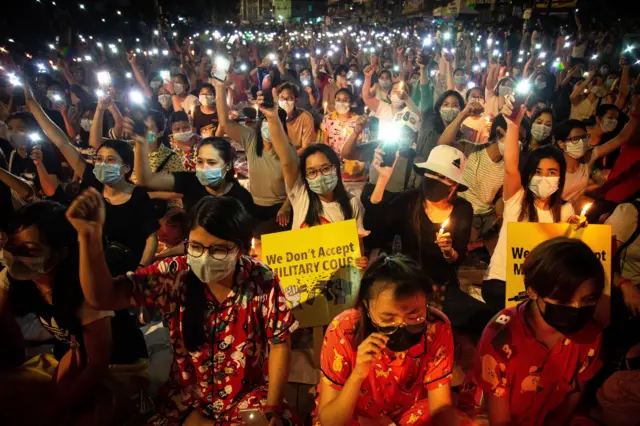 ညသပိတ်အတွင်း ဆန္ဒပြနေသူ အမျိုးသမီးများ