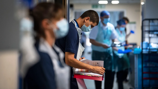 Homem folheando papéis médicos