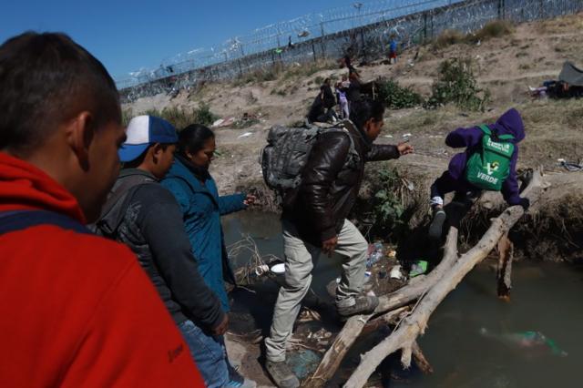 Migrantes construyen su propio puente internacional a la altura de la Puerta 36 para ingresar a Estados Unidos en las cercanías de la Puerta 36 en el lado norteamericano en Ciudad Juárez, México, el 28 de marzo de 2024.