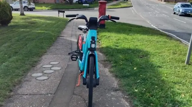Bicicleta eléctrica abandonada en un camino en Colchester