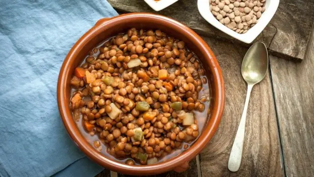 በሳህን የተቀመጠ የተቀቀለ ምስር