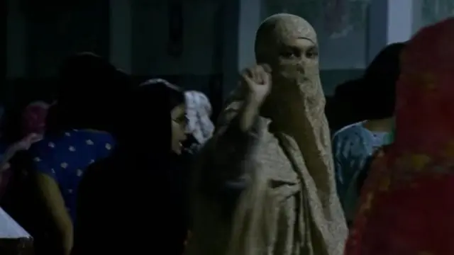 শনিবার রাতে ইডেন কলেজে বিক্ষোভ করেছে একদল শিক্ষার্থী