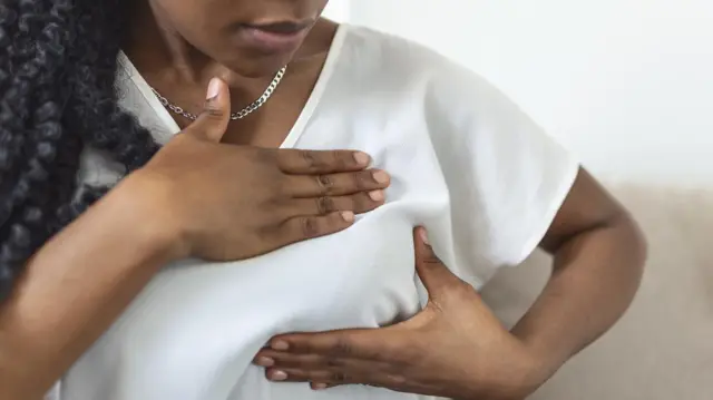 ጡቷን የምትፈትሽ ሴት