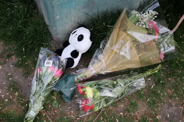 Homenagens deixadas no local da festa do Dia de Lapu Lapu, na manhã seguinte à colisão de um veículo contra uma multidão, em Vancouver, no Canadá, em 27 de abril de 2025.