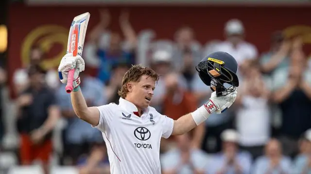 शतक लगाने के बाद जश्न मनाते हुए ओली पोप की तस्वीर