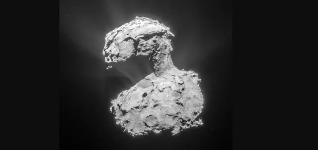 Les comètes 67P/Churyumov-Gerasimenko sont très actives, avec des éruptions de gaz et de poussière à leur surface, produisant leurs queues caractéristiques (Crédit : ESA/ Rosetta/ NAVCAM)