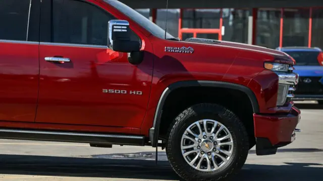 එකලස් කරන ලද හෝ නීති විරෝධි ලෙස චැසි අංක වෙනස් කරන ලද යැයි පවසමින් දිවයිනේ විවිධ ප්රදේශවලින් වාහන අත්අඩංගුවට ගැනීම් විශාල ප්රමාණයක් පසුගිය කාලය පුරාම වාර්තා විය.