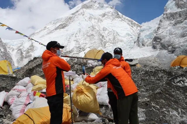 सन् २०१९ देखि हिमालको फोहोर सङ्कलन गर्ने काम हुँदै आएको छ 