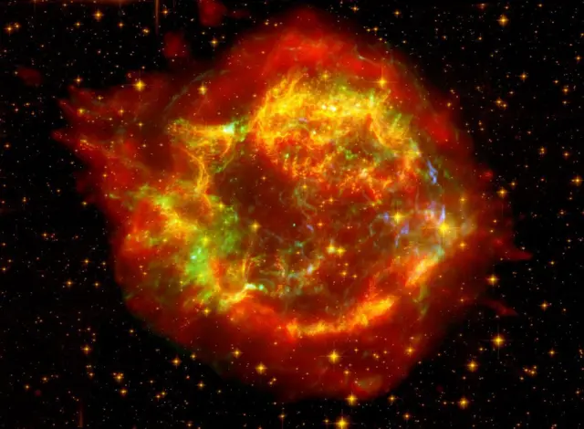 Imagen de Cassiopeia A, remanente de una estrella masiva que murió en una violenta explosión de supernova hace 325 años.