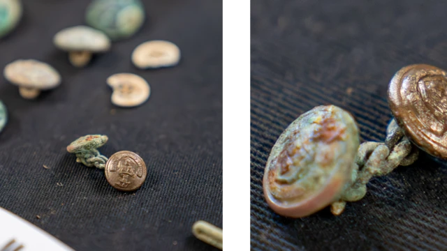 Duas imagens separadas que mostram botões da companhia de bondes Newcastle Corporation, encontrados com um dos conjuntos de restos mortais