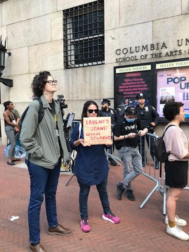 Протестующая с плакатом "Родители со студентами"