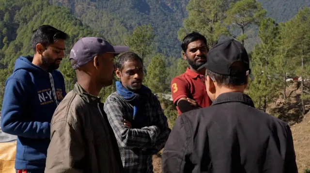 उत्तरकाशी में टनल के बाहर खड़े मज़दूर