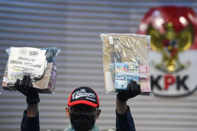 KPK menahan lima orang tersangka pascaoperasi operasi tangkap tangan (OTT) pada Kamis (20/8) yakni Rektor Unsoed Akhmad Sodiq, Wakil Rektor Bidang Kemahasiswaan Norman Arie Prayogo, Kepala Bagian Akademik Eko Sumanto, Dian Mulia Wardhana dan Adi Wiharto selaku pihak swasta, Mulyono yang merupakan keponakan Akhmad Sodiq serta mengamankan uang tunai Rp650 juta dan saldo dalam rekening senilai Rp99 juta yang diduga hasil dari tindak pidana korupsi terkait penerimaan mahasiswa baru di Unsoed Purwokerto tahun ajaran 2025-2026.