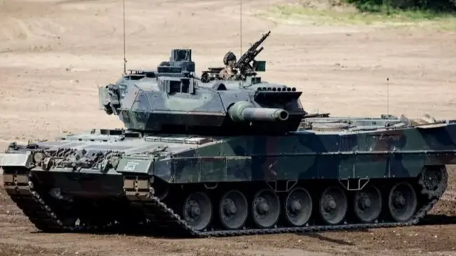 Un char Leopard 2 sur le terrain.