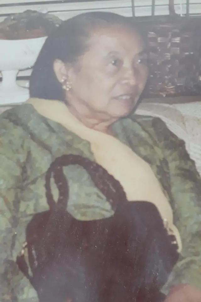 Ibu dari Siti Sukrisno. 