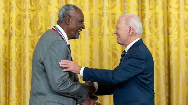 Pirof. Gabbisaa Ejjetaan badhaasa guddaa kana Pirezidantii US Joo Baayidaan harkaa fudhatan