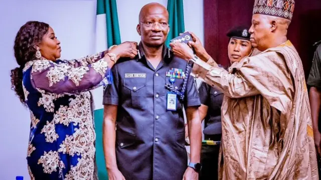 Aworan Igbakeji aarẹ Kashim Shettima nibi to ti n wọ ami ipo tuntun fun adele ipo ọga ọlọpaa