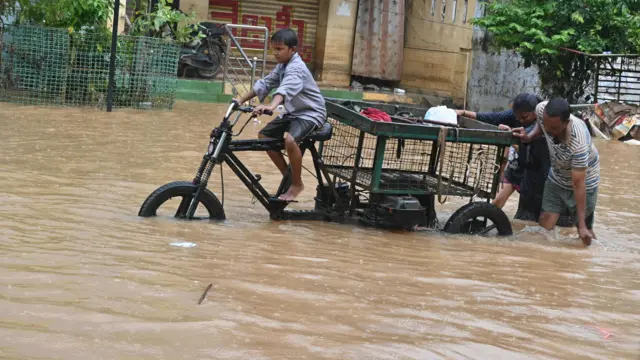 వరదనీటి కష్టాలు