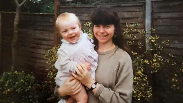 아이를 안고 있는 어머니의 사진