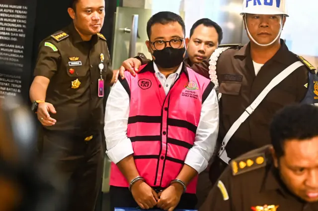 Komisaris PT Navigator Khatulistiwa sekaligus Komisaris PT Jenggala Maritim Dimas Werhaspati (tengah) berjalan memasuki mobil tahanan usai ditetapkan sebagai tersangka kasus dugaan korupsi dalam tata kelola minyak mentah dan produk kilang pada PT Pertamina Subholding dan Kontraktor Kontrak Kerja Sama (KKKS) tahun 2018-2023 di Kejaksaan Agung, Jakarta, Selasa (25/2/2025). Kejaksaan Agung menetapkan tujuh tersangka dalam kasus dugaan korupsi tata kelola minyak mentah dan produk kilang pada PT Pertamina Subholding dan Kontraktor Kontrak Kerja Sama (KKKS) tahun 2018-2023.