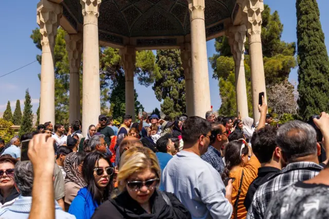 صورة تعود لـ 20 مارس 2025 لحشد كبير من الإيرانيين في مدينة شيراز الإيرانية عند ضريح حافظ، الشاعر الفارسي الذي عاش في القرن الرابع عشر، للاحتفال بعيد النوروز ورأس السنة الفارسية