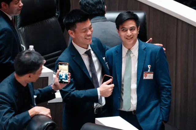 หัวหน้าพรรคประชาชนแสดงความยินดีกับ พริษฐ์ วัชรสินธุ หลังรัฐสภามีมติ 300 เสียงให้ใช้ร่างรัฐธรรมนูญ แก้ไขเพิ่มเติมมาตรา 156 และเพิ่มหมวด 15/1 ที่ พริษฐ์ เสนอ เป็น "ร่างหลัก" ในการพิจารณาวาระที่ 2