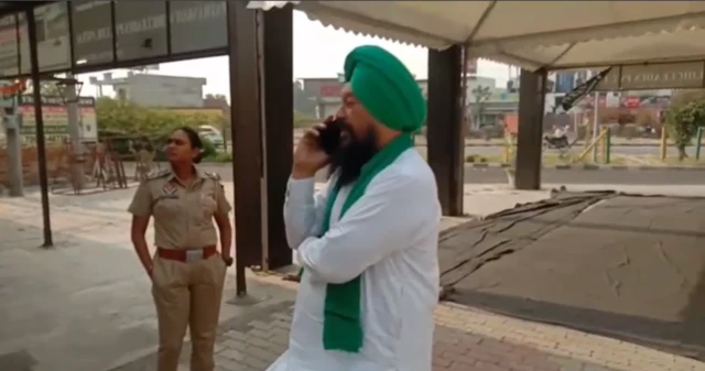 ਕਿਸਾਨ ਆਗੂ ਸੁਖਜੀਤ ਸਿੰਘ ਇਕ ਮਹਿਲਾ ਪੁਲਿਸ ਦੀ ਮੌਜੂਦਗੀ ਵਿੱਚ ਫੋਨ ਉੱਤੇ ਗੱਲ ਕਰਦੇ ਹੋਏ