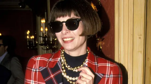 Dama Ana, na slici 1990. godine, bila je poznata po naočarima za sunce i paž-frizuri od najranijih dana karijere