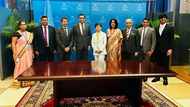 බොහෝ සමාජ මාධ්‍ය පරිශීලකයින් අමාත්‍යවරයාට චෝදනා එල්ල කර සිටියේ ඔහු සිය පෞද්ගලික සහකාරවරයා ලෙස සිය පුත්‍රයා යොදා ගනු ලැබුවේ කුමන පදනමක් මතද යන්න පිළිබඳවයි.