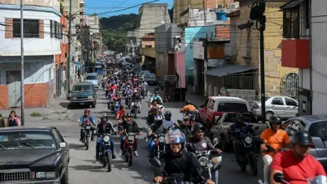 Gruposmaquinas de caca níqueismotociclistas próximos ao governo patrulham as ruasmaquinas de caca níqueisCaracas e outras cidades.