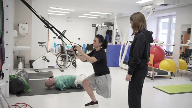 Олена тренує м'язи ніг і верхньої частини тіла