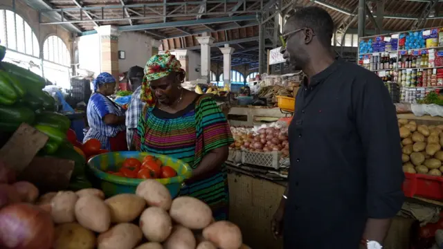 Tamsir Ndir dans un marché à Dakar en train de négocier des produits pour une nouvelle recette