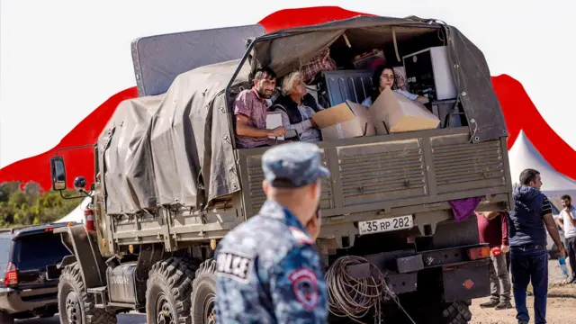 Семья покидает Карабах в кузове грузовой машины