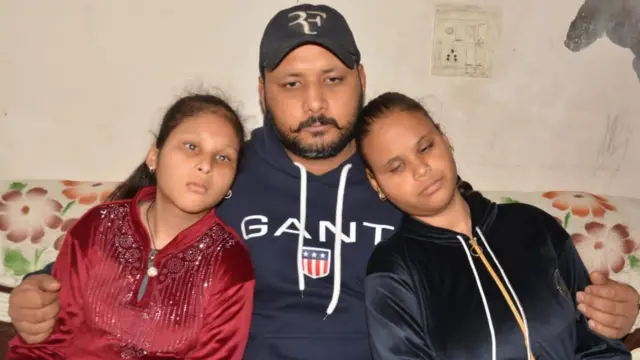 ਮਨੀਸ਼ ਆਪਣੀਆਂ ਦੋਵੇਂ ਧੀਆਂ ਨਾਲ