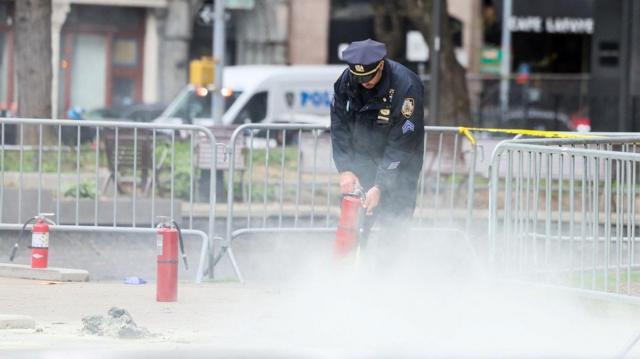 Policial usa extintor na rua em NY