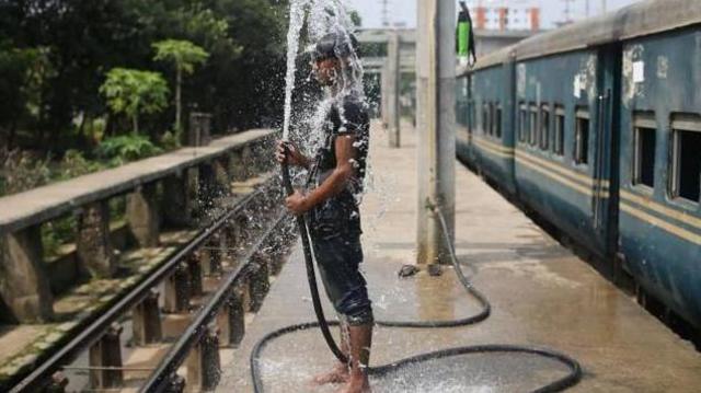 তীব্র গরমে সারা দেশেই জনজীবন বিপর্যস্ত হয়ে পড়েছে