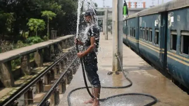 তীব্র গরমে সারা দেশেই জনজীবন বিপর্যস্ত হয়ে পড়েছে