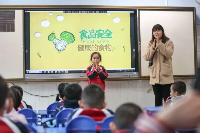 2023年2月7日，在中国山西省太原市，小学生们正在学习食品安全知识。