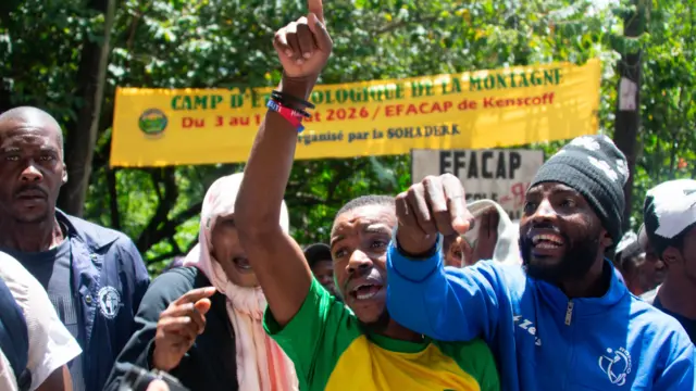 La gente reacciona tras un ataque armado en la zona de Kenscoff, Haití, el 24 de agosto de 2026. Entre 30 y 40 personas perdieron la vida en un ataque perpetrado por una banda durante la noche en Kenscoff, según la organización haitiana de derechos humanos RNDDH.
