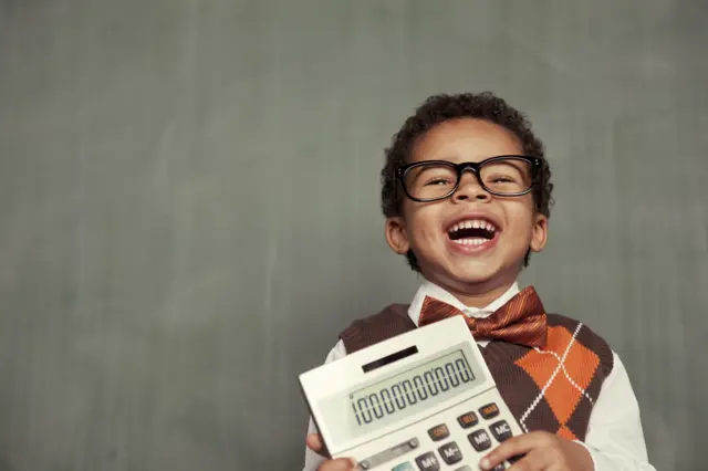 Enfant avec une calculatrice
