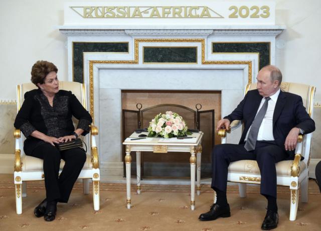 Dilma Rousseff e Vladimir Putin sentados durante reunião