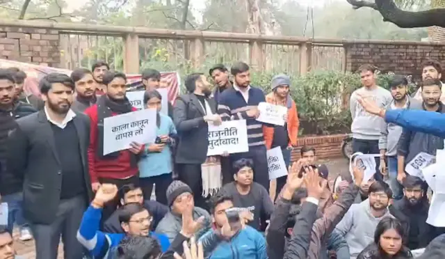 नए क़ानून के ख़िलाफ़ प्रदर्शन करते दिल्ली यूनिवर्सिटी के स्टूडेंट्स