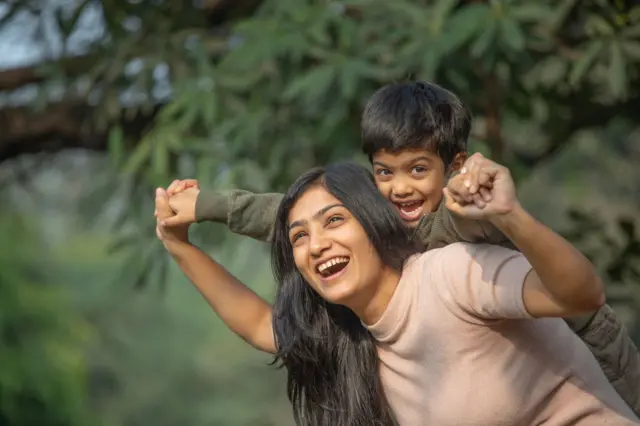 உலக பெற்றோர் தினம்: பெற்றோர் குழந்தைகளுக்கு அதீத செல்லம் கொடுப்பதால் என்ன ஆபத்து?