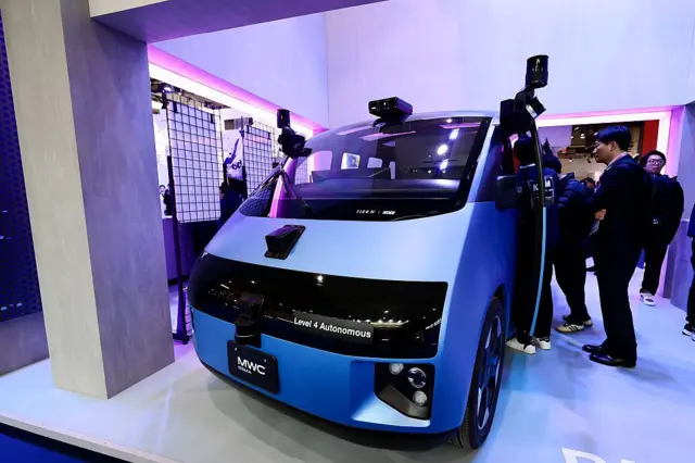 Le véhicule autonome de KDDI, une voiture de démonstration de pointe illustrant des capacités de conduite autonome de niveau 4 (L4), constitue une attraction majeure du pavillon « Street Corner of Tomorrow » lors du MWC 2026. Le véhicule est équipé d'un vaste ensemble de caméras haute résolution, de LiDAR et de capteurs radar conçus pour surveiller l'environnement avec une précision à 360 degrés.