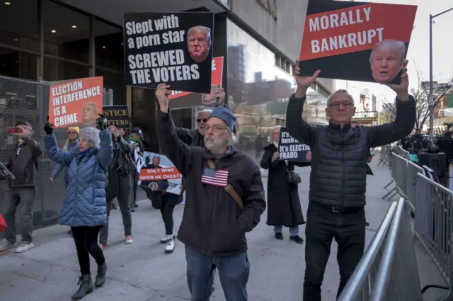 Manifestantes anti-Trump acudieron a Manhattan a protestar.