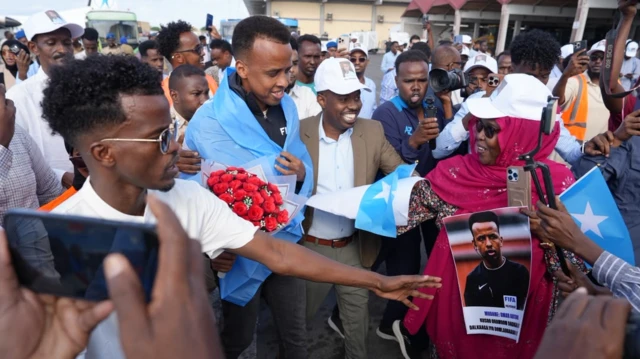 O árbitro somali Omar Abdulkadir Artan chega ao Aeroporto Internacional Aden Adde na Somália.