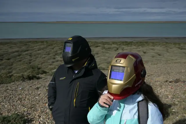 Decenas de personas se concentraron en Puerto San Julián para ver el eclipse.